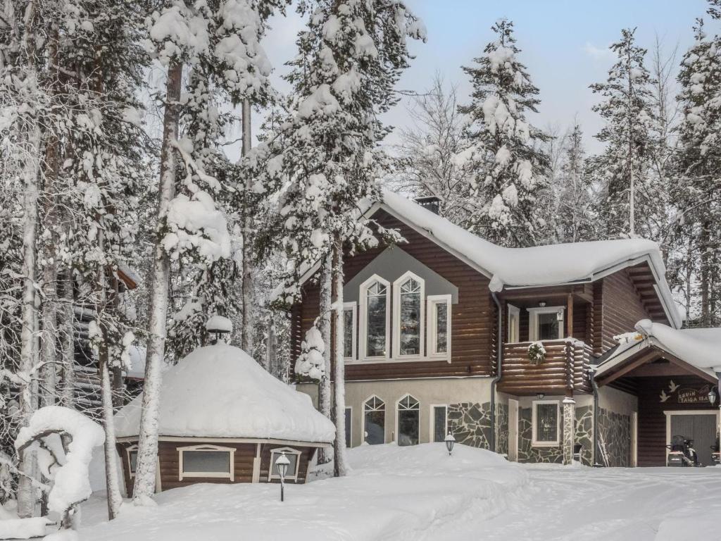 锡尔卡Holiday Home Levin taiga 18 a by Interhome的树林里积雪覆盖的房子