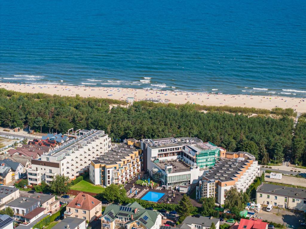 弗瓦迪斯瓦沃沃Maloves Resort & Spa的享有海滩空中景色的酒店和公寓