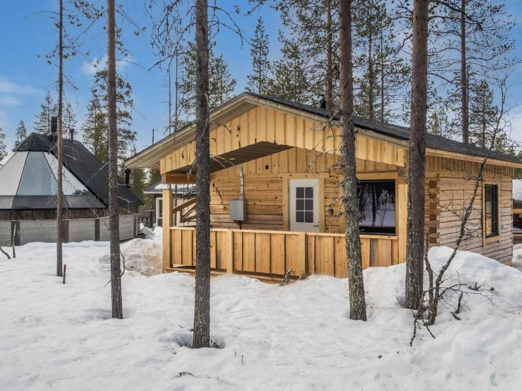 萨利色尔卡Holiday Home Isoporo d by Interhome的雪中树林里的小木屋