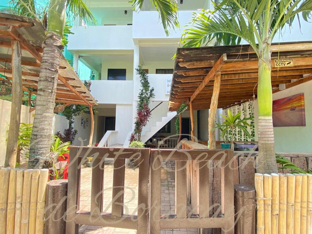 长滩岛WHITEBEACH DE BORACAY STATION 1 (EXTENSION)的棕榈树屋前的木门