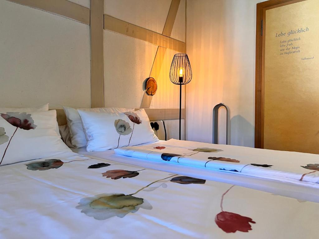 朗根阿根阿姆茨霍夫酒店的一间卧室,床上有床,上面有树叶