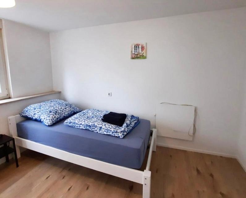 尼尔廷根home2stay worker house Nürtingen HS29的一间小卧室,配有一张蓝色床单