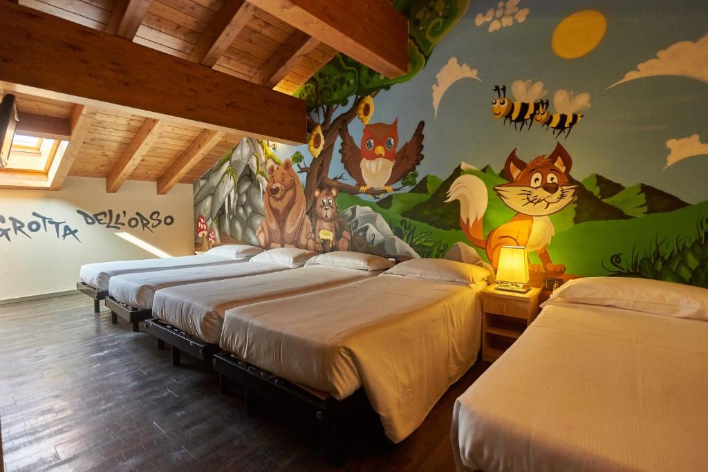 塞尔维诺和谐套房酒店的一间卧室配有四张床,并拥有动物壁画