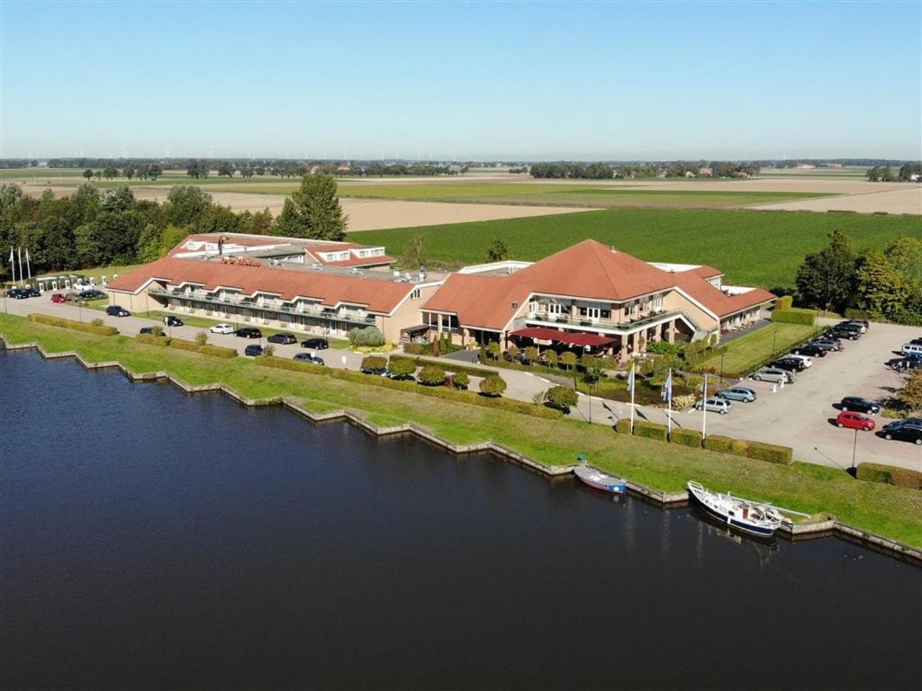 埃默洛尔德Van der Valk Hotel Emmeloord的享有毗邻河流的度假胜地的空中景致