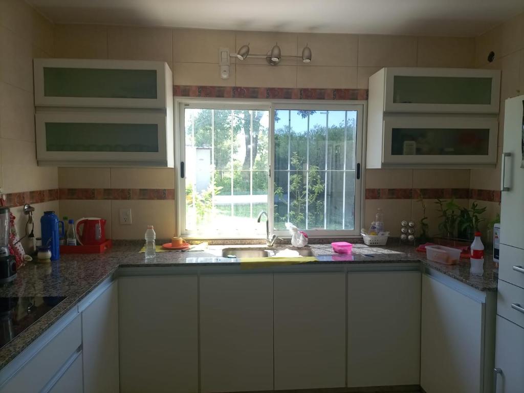 拉班达CASA RUBIA MORENO的厨房设有水槽和窗户。