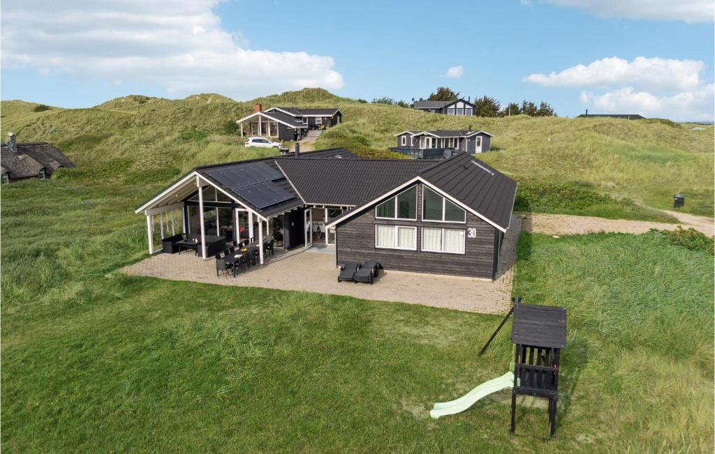 哈夫維格Amazing Home In Hvide Sande With House A Panoramic View的山丘上房屋的顶部景色