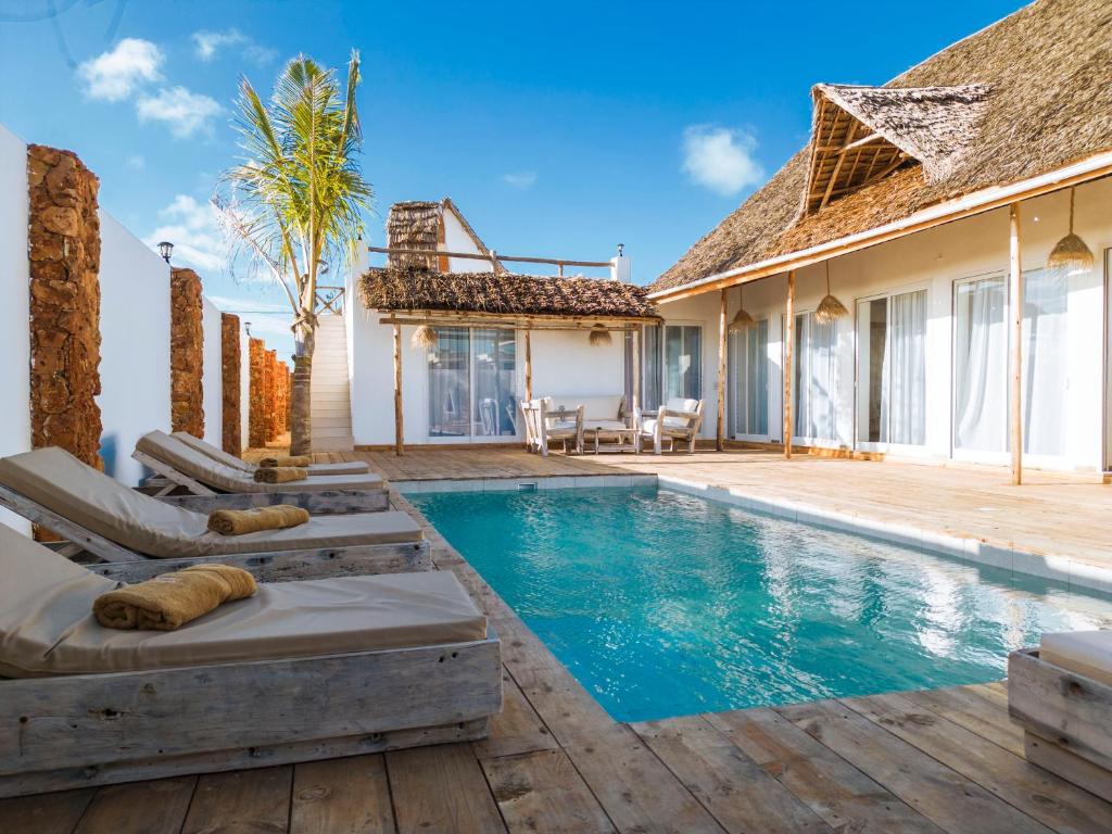 南威Limiria Villa Zanzibar的游泳池别墅的图象