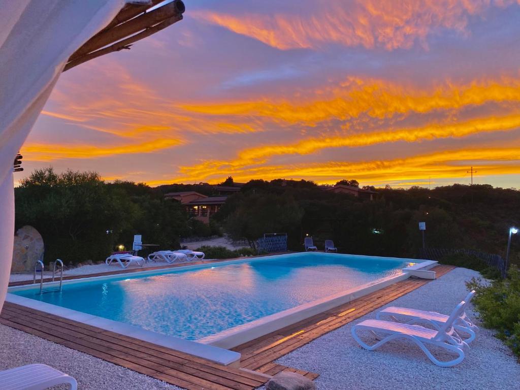 奥尔比亚Casagliana Suite Resort的一座享有日落美景的游泳池