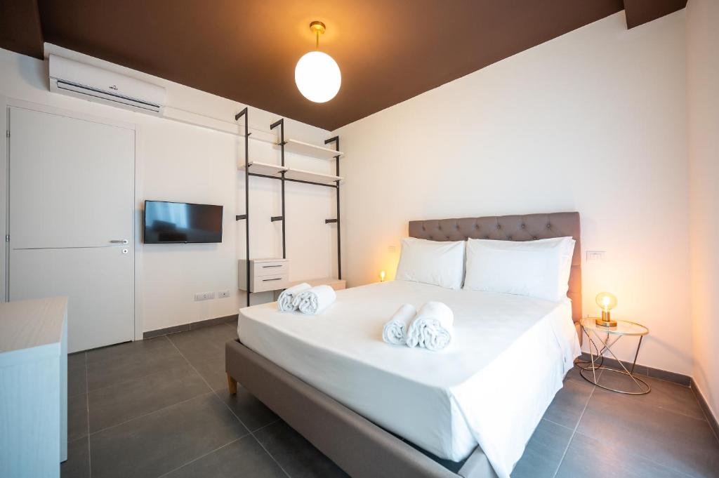 都灵Porta Nuova Luxury Apartments的卧室配有一张带两个枕头的大白色床