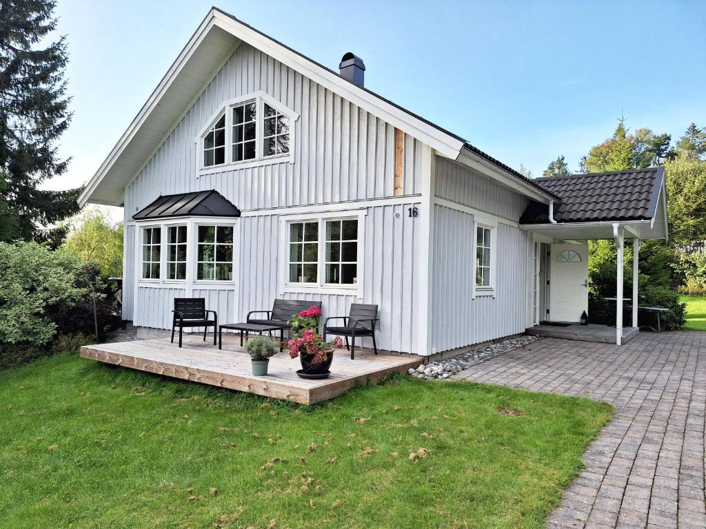 HärrydaFresh villa in Harryda near Landvetter airport and golf course的庭院内带庭院的白色房屋