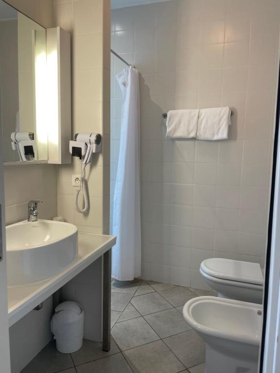 Marine du Miomo图尔玛尔酒店的一间带水槽和卫生间的浴室
