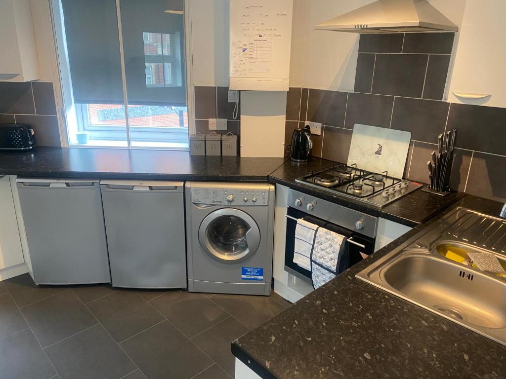 谢菲尔德Sheffield City Centre - Westhill House Apartments的厨房配有洗衣机和水槽