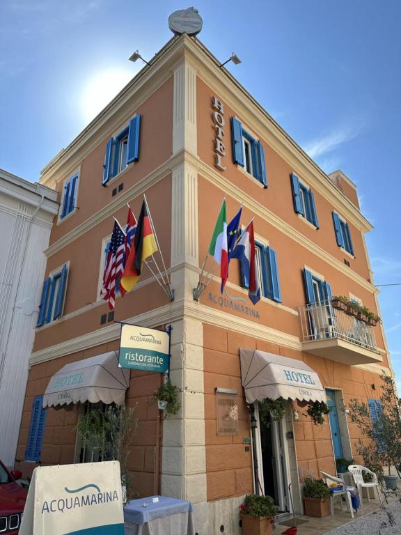 圣塔马利奈拉伊索拉酒店的前面有旗帜的建筑