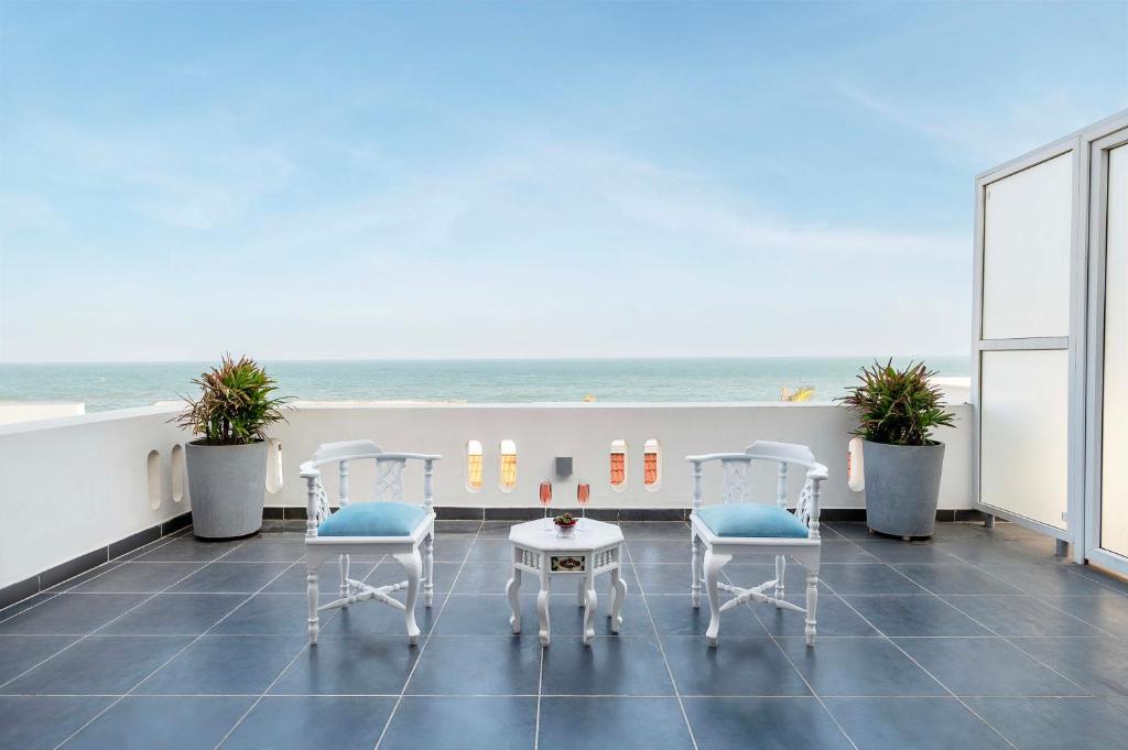 蓬蒂切里Villa Cavi的一个带桌椅的海景阳台