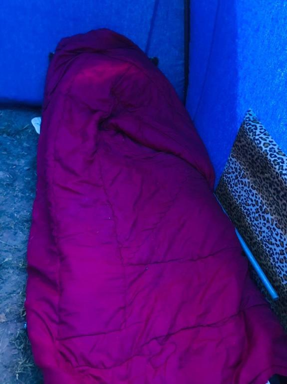 马拉喀什Imighlad的帐篷顶上的粉红色睡袋