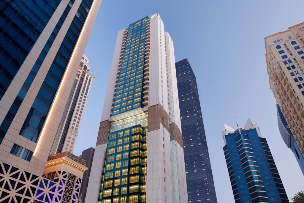 多哈Element by Westin City Center Doha的一座高大的建筑