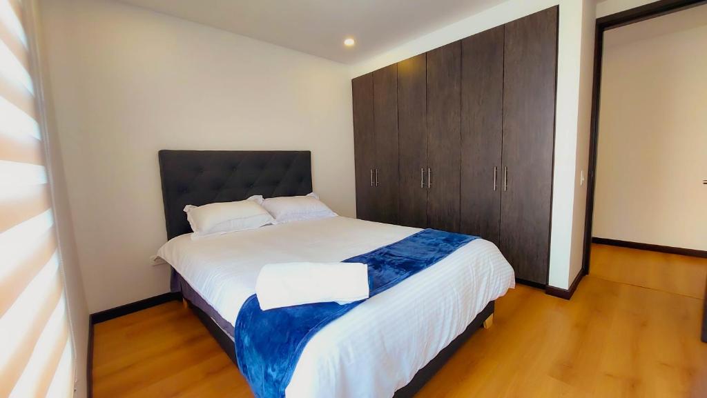 MosqueraLa Isabella Deluxe的一间卧室配有一张大床和一个棕色的橱柜