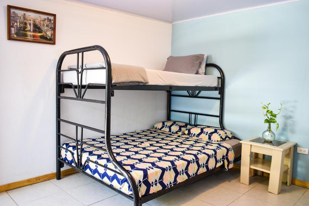 塔马林多CAPRICHOS Rooms的一间卧室配有两张双层床。