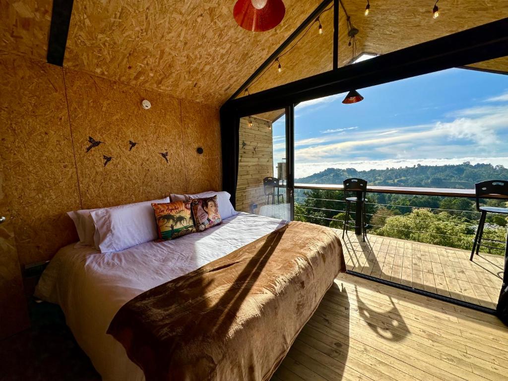 里奥内格罗Caralsol Glamping的一间卧室设有一张床和一个大窗户