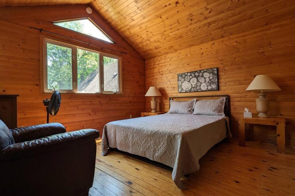 北湾Cozy Cabin on Trout Lake的小木屋内一间卧室,配有一张床