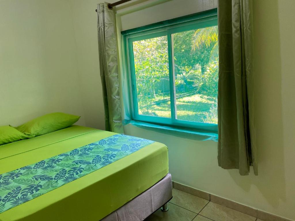 OpoaCHEZ TAUA maison isolée pas de wifi ni bus的一间卧室设有一张床和一个窗口