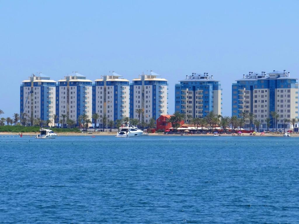 拉曼加戴尔马尔梅纳Gran Lugar -Mar Azul的一大片水体,有建筑背景