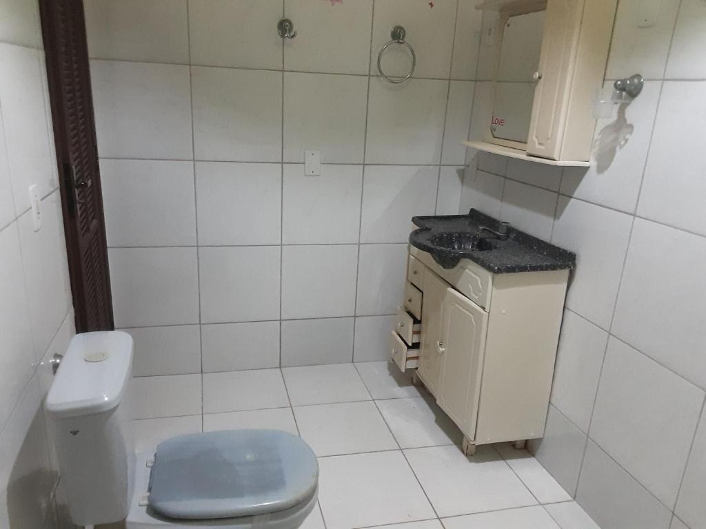 瓜拉派瑞VERDEPERTO Camping Clube的白色的浴室设有卫生间和水槽。