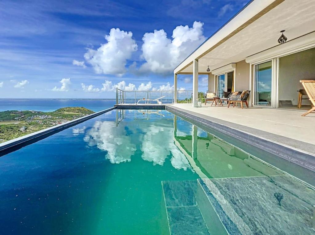 圣马丁岛Villa Grand Horizon with extraordinary 180 degree sea view的海景游泳池