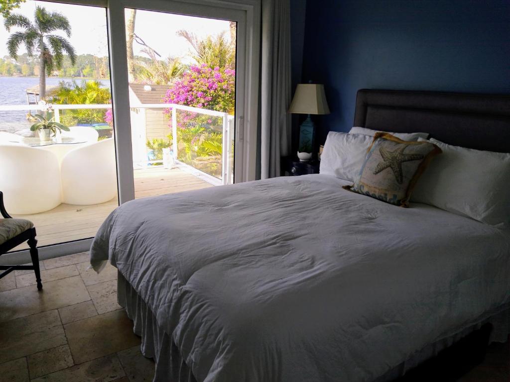 奥兰多Million Dollar Lake View的一间卧室设有一张床和一个大窗户