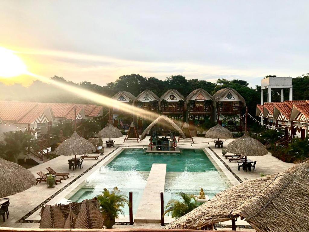 帕洛米诺hotel palmares beach的享有度假村游泳池的景致