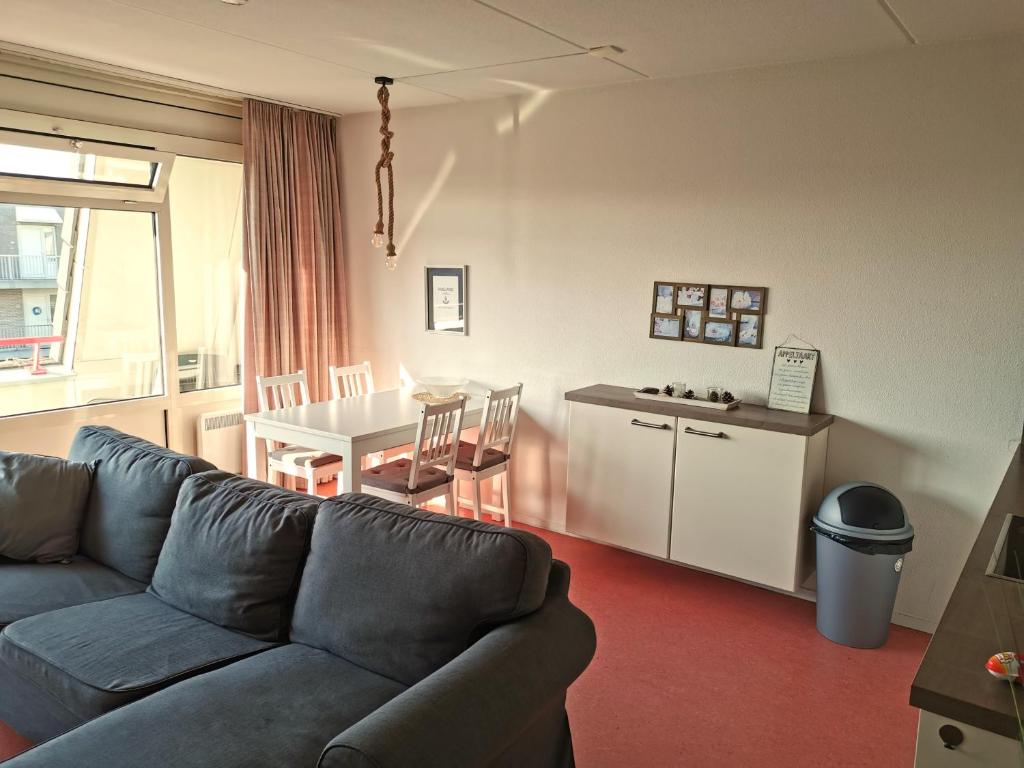 比伦Dünenglück的客厅配有沙发和桌子