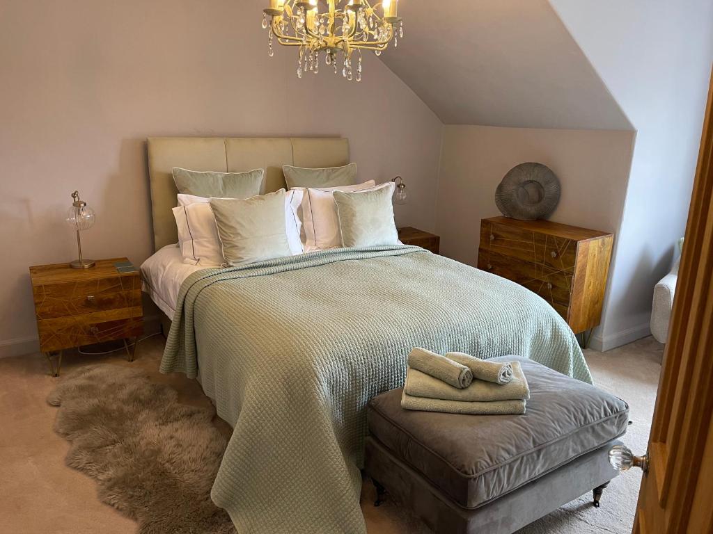 邓弗里斯River View的一间卧室配有一张大床和一个吊灯。