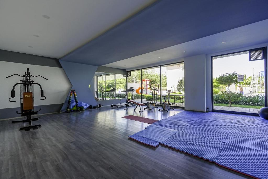 马赫姆拉Residence w Balcony and Shared Pool 7 min to Coast的大型客房设有带大窗户的健身房。