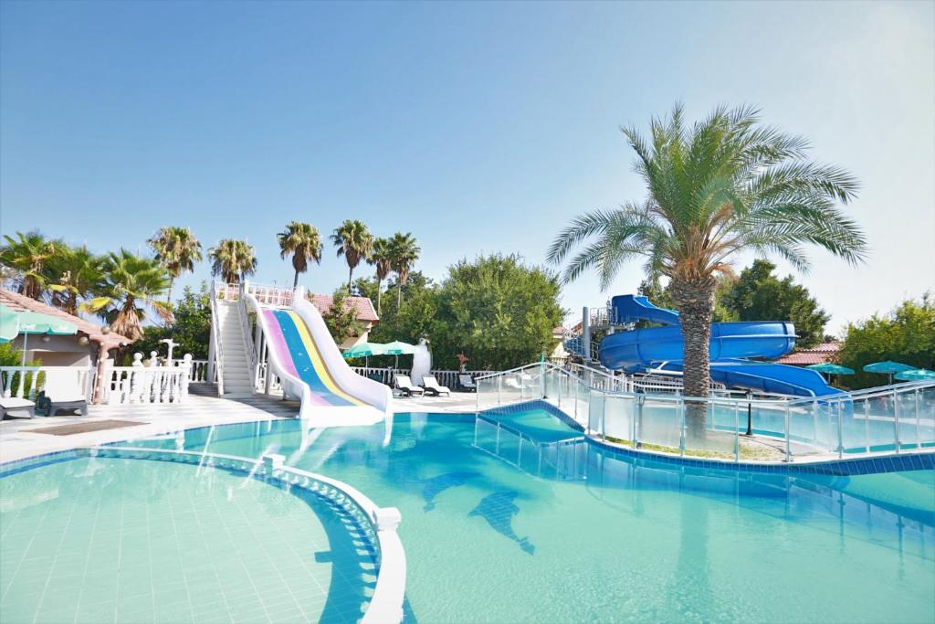 凯里尼亚House w Pool Balcony 5 min to Beach in Kyrenia的度假村内带滑梯的大型游泳池