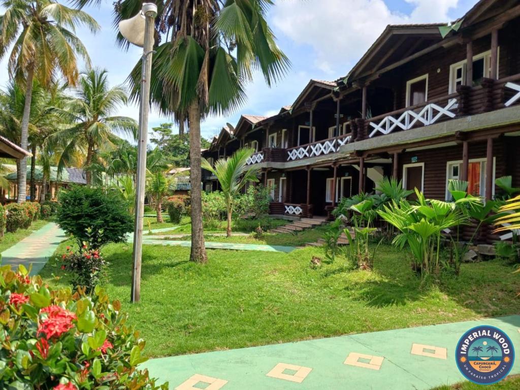 卡普兰干HOTEL IMPERIAL WOOD的棕榈树和建筑度假村