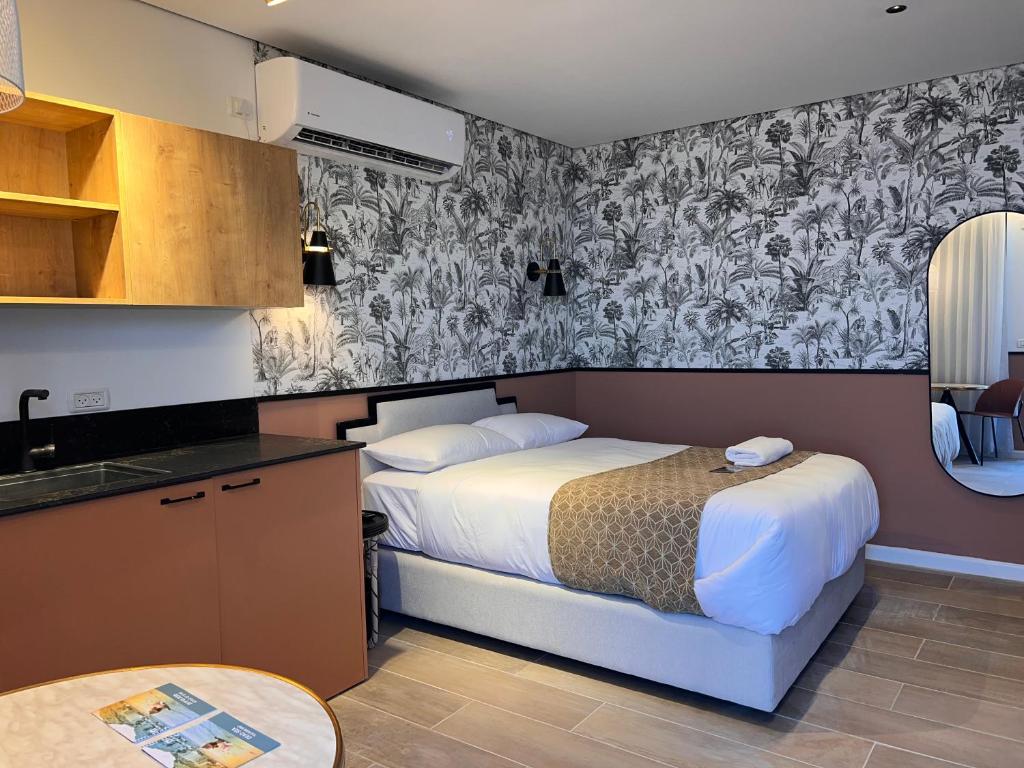 尼夫佐哈PALACE of the Dead Sea by CROWN Exclusive的酒店客房带一张床和一个厨房