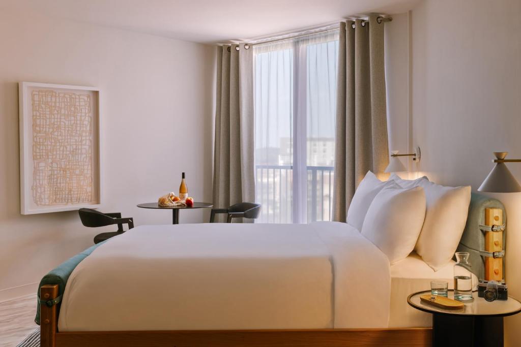 圣保罗Sonder The Fitz的一间设有大床和窗户的酒店客房