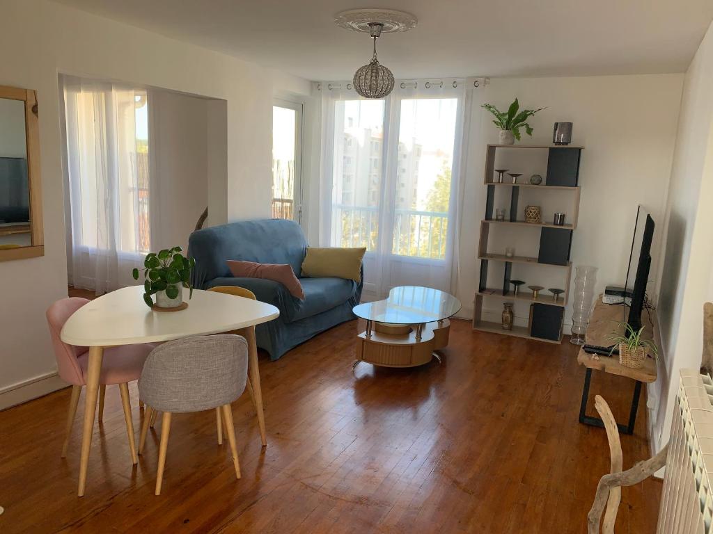 安格雷Appartement T3 Anglet 67m2的客厅配有蓝色的沙发和桌子