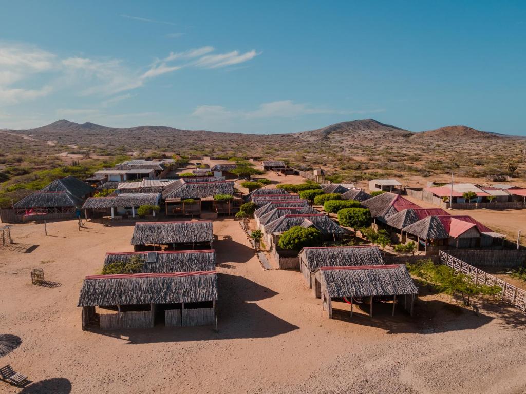 卡波德拉维拉Rancheria Utta的沙漠中一组小屋的空中景观