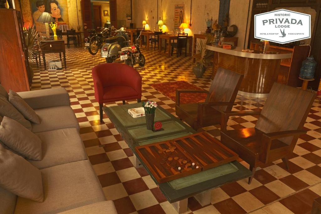 桔井PRIVADA LODGE的客厅配有沙发和桌椅