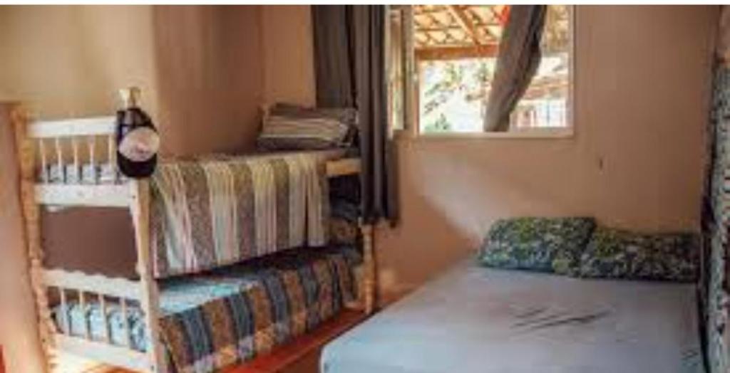 嘎林海斯港Hostel Adriana Alves的客房设有两张双层床和一扇窗户。