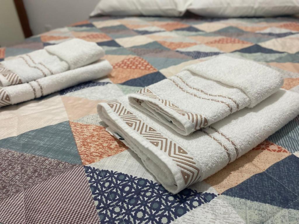 维多利亚APTO - Espaço Village Completo - 2Q的床上被子上两条毛巾