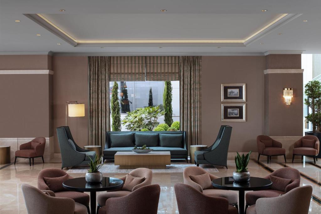 伊斯坦布尔亚洲迪万伊斯坦布尔酒店的大堂配有沙发和桌椅
