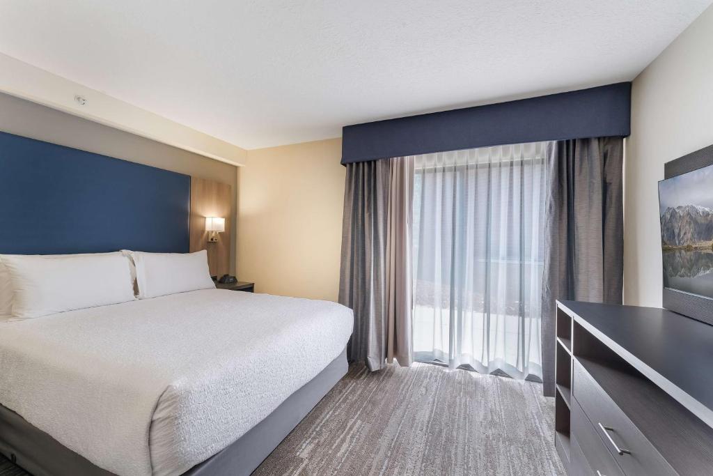 布莱斯布莱斯华美达酒店的酒店客房设有一张床和一个大窗户