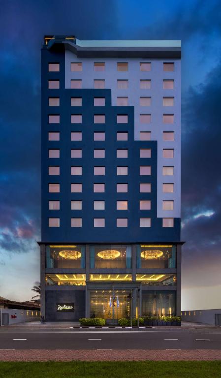 科伦坡Radisson Hotel Colombo的窗户上有灯的高楼