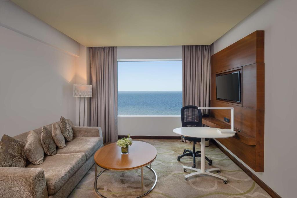 Radisson Hotel Colombo的电视和&#47;或娱乐中心