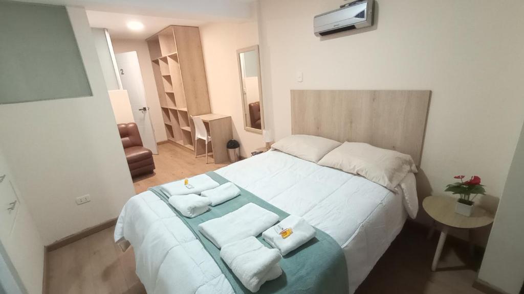 普诺MADA Guest House Puno "Hospedaje"的一间卧室配有一张大床和毛巾