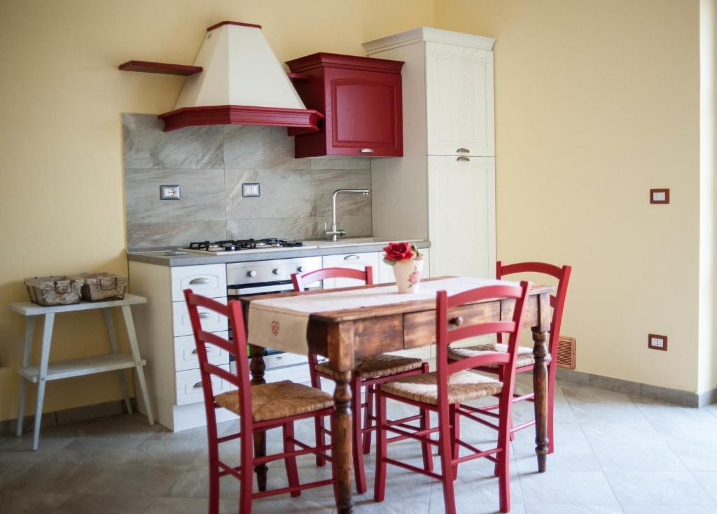阿夏诺迪平图尔农家乐的厨房配有木桌和红色椅子
