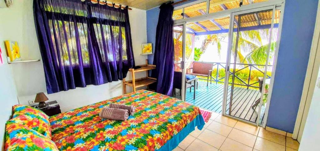 哈皮蒂MOOREA - Fare Taina Nui的一间卧室设有一张床和一个阳台