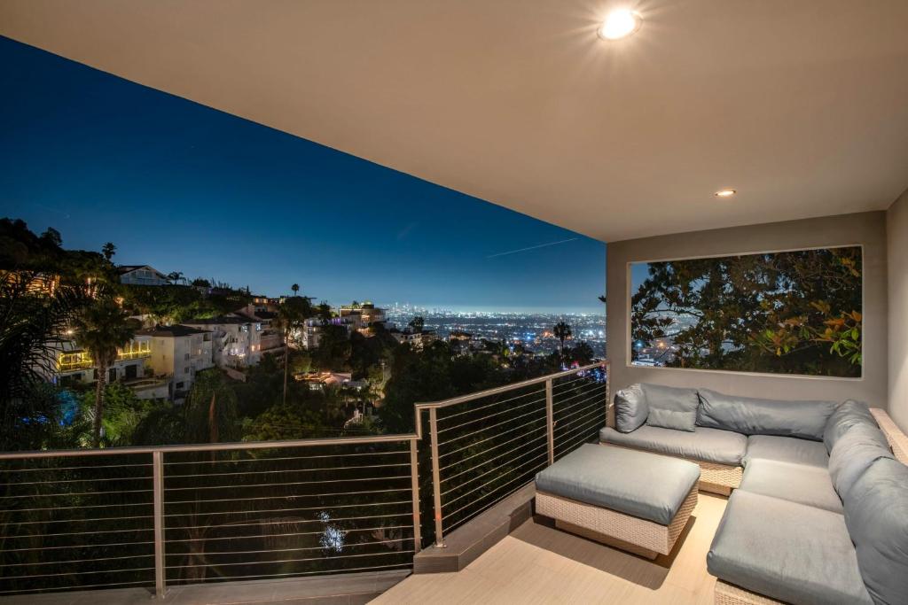 洛杉矶6MIL 5BR Sunset Strip Villa Jetliner Views Oasis的阳台,晚上可欣赏到城市景观